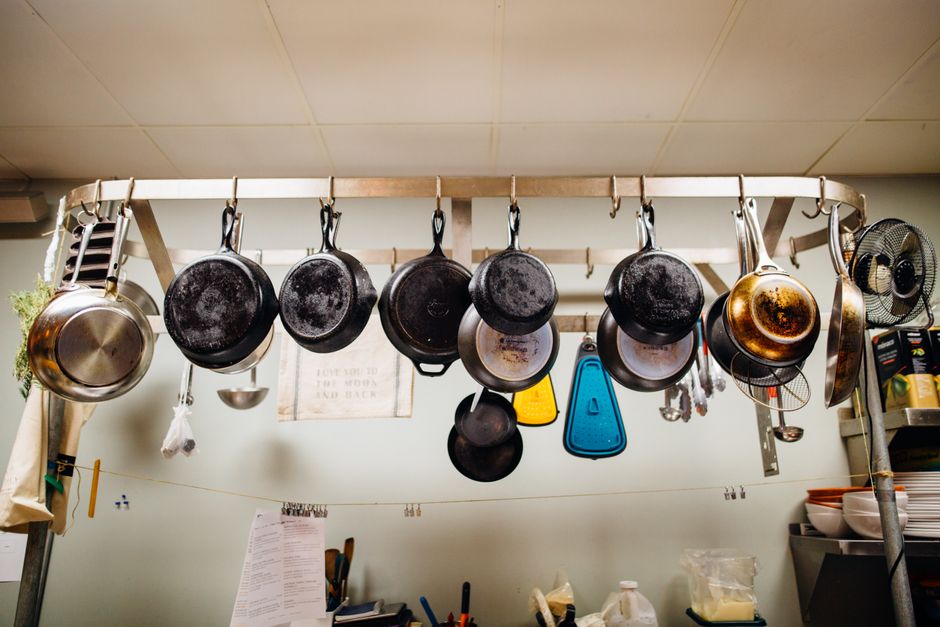 Gjutjärn vs kolstål vs rostfritt stekjärn: vilket material passar dig?