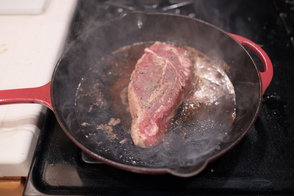 Steka i gjutjärn: så får du perfekt stekyta på kött, fisk och grönsaker